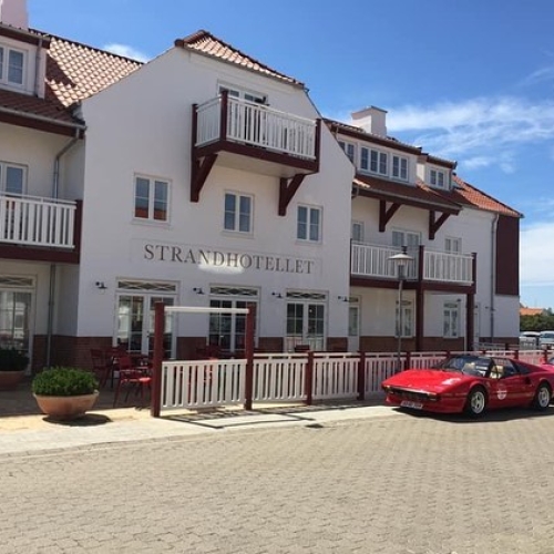 Maling af facade på Blokhus Badehotel i Nordjylland