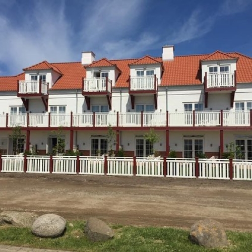 Maling af facade på Blokhus Badehotel nord for Aalborg