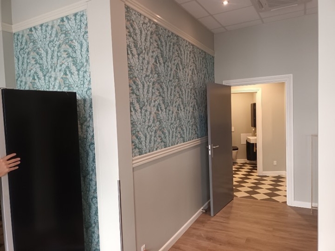 Opstæning af tapet på hotel i Nordjylland