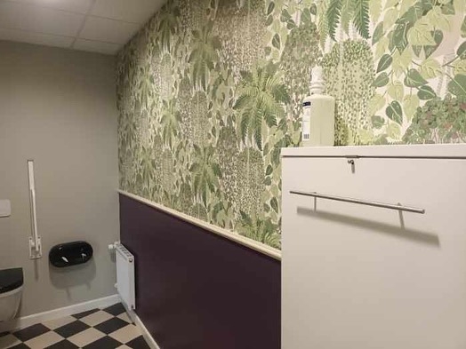 Opsætning af tapet på toilet i Aalborg