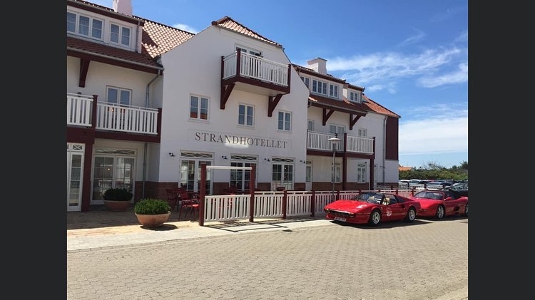 Maling af facade på Blokhus Badehotel i Nordjylland