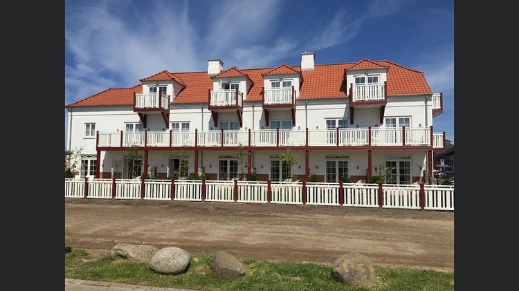 Maling af facade på Blokhus Badehotel nord for Aalborg