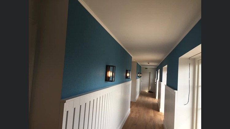Opsætning af tapet på hotel i Nørresundby
