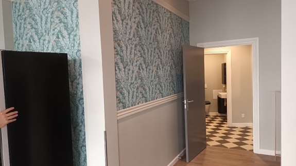 Opstæning af tapet på hotel i Nordjylland