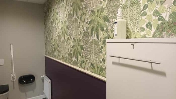 Opsætning af tapet på toilet i Aalborg