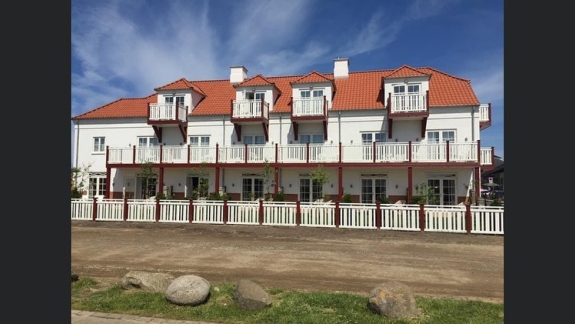 Maling af facade på Blokhus Badehotel nord for Aalborg