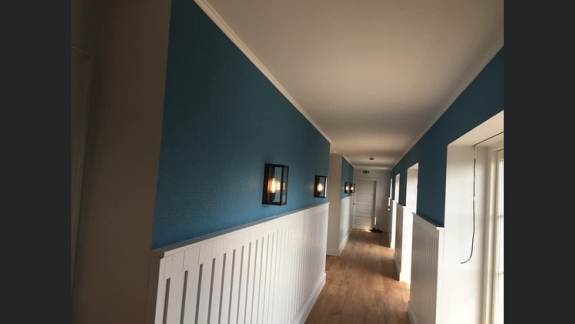 Opsætning af tapet på hotel i Nørresundby
