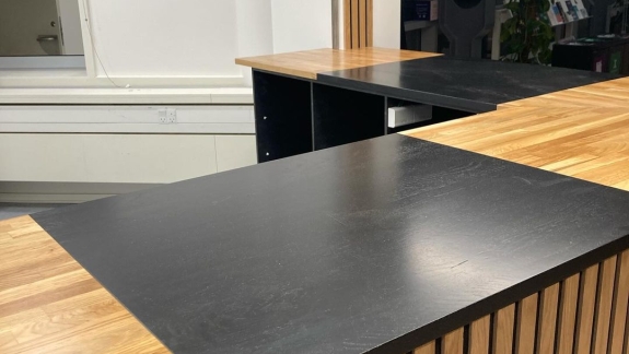 Sprøjtelakering af bordplade i Aalborg