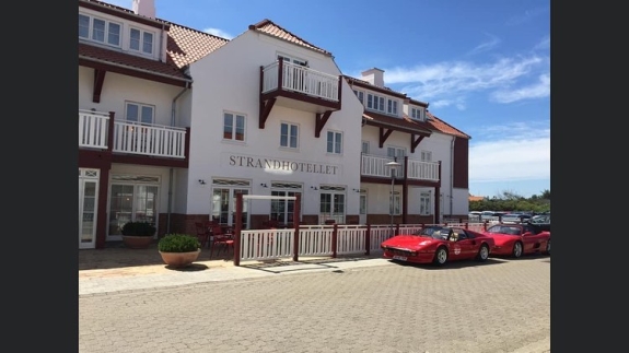 Maling af facade på Blokhus Badehotel i Nordjylland