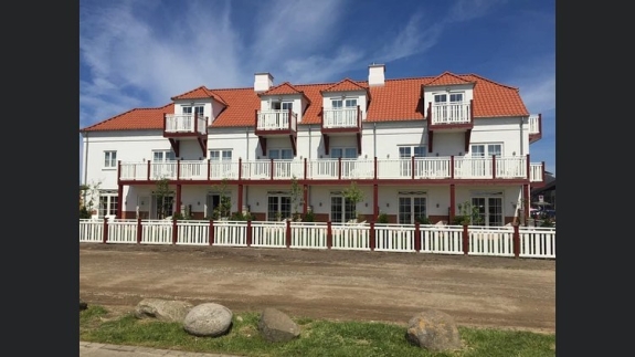 Maling af facade på Blokhus Badehotel nord for Aalborg